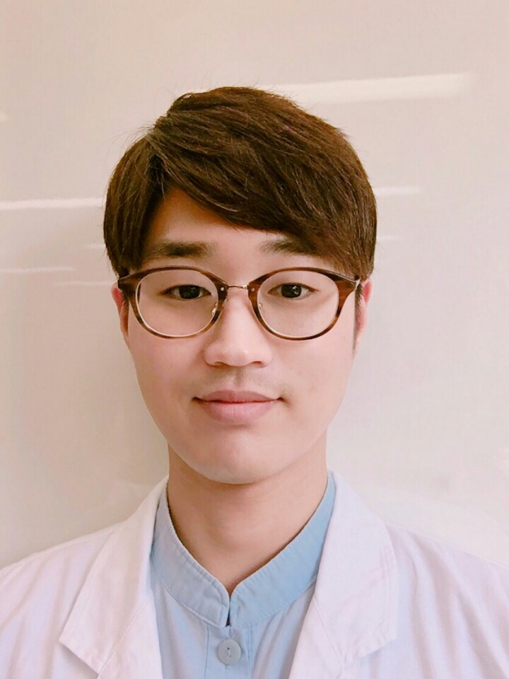 감독 이우진